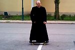 Ein Pastor auf einem Skateboard